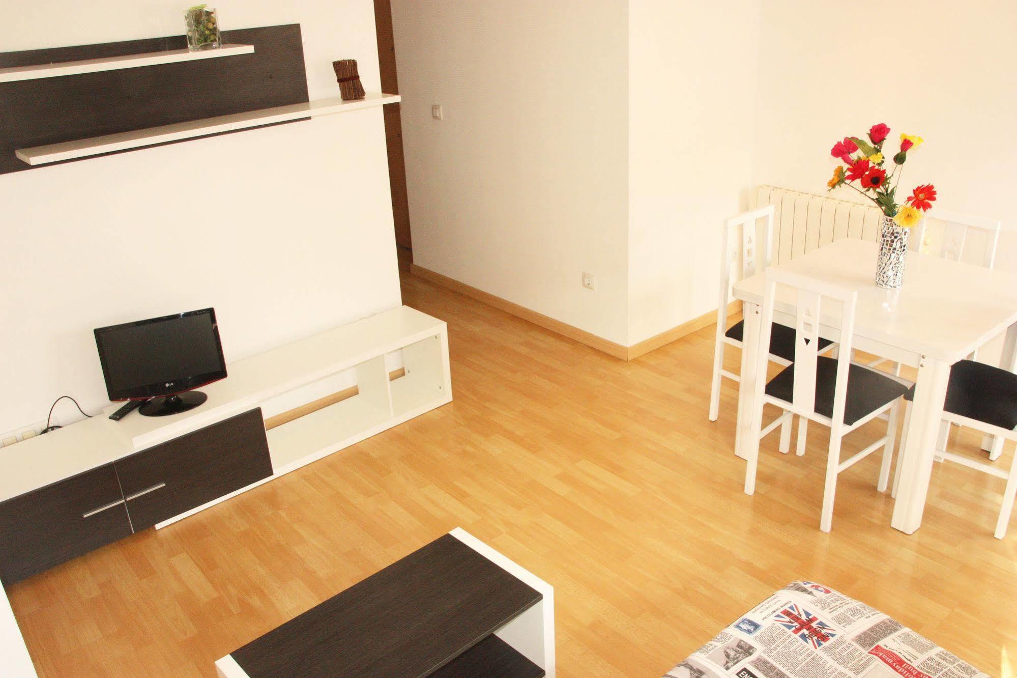 Dos Torres Pilar Suites- Balcones Con Vistas A La Ciudad Сарагоса Екстериор снимка
